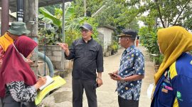 Petugas DLH Kota Bekasi melakukan penelusuran dan pengambilan sampel air di Kali Citra, Kelurahan Jakasetia, Kamis (8/1/2026).