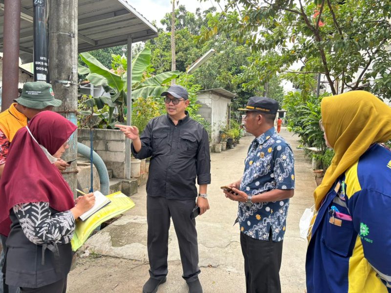 Petugas DLH Kota Bekasi melakukan penelusuran dan pengambilan sampel air di Kali Citra, Kelurahan Jakasetia, Kamis (8/1/2026).