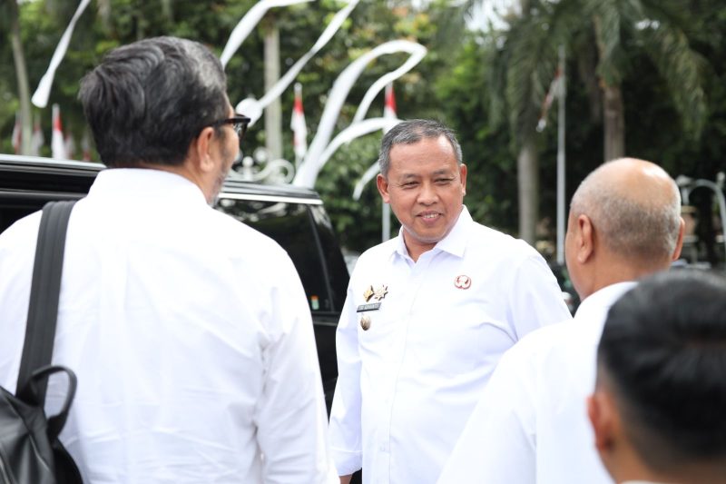 Wali Kota Bekasi Tri Adhianto menghadiri Rapat Evaluasi APBD Kabupaten/Kota se-Jawa Barat Tahun Anggaran 2026 di Gedung Negara Pakuan (Bale Pakuan), Bandung, Jumat (9/1/2026), bersama jajaran TAPD. Kegiatan ini menegaskan komitmen Pemkot Bekasi terhadap efisiensi, transparansi, dan anggaran yang berdampak langsung bagi masyarakat.