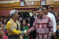 Wakil Wali Kota Bekasi bersalaman dengan salah satu Aparatur Sipil Negara saat menghadiri Perayaan Natal ASN Pemerintah Kota Bekasi di Balai Patriot, Kompleks Kantor Wali Kota Bekasi, Jumat (9/1/2026). Kegiatan ini menjadi momentum mempererat kebersamaan sekaligus meneguhkan komitmen peningkatan pelayanan kepada masyarakat.