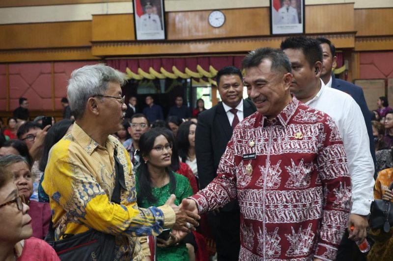 Wakil Wali Kota Bekasi bersalaman dengan salah satu Aparatur Sipil Negara saat menghadiri Perayaan Natal ASN Pemerintah Kota Bekasi di Balai Patriot, Kompleks Kantor Wali Kota Bekasi, Jumat (9/1/2026). Kegiatan ini menjadi momentum mempererat kebersamaan sekaligus meneguhkan komitmen peningkatan pelayanan kepada masyarakat.