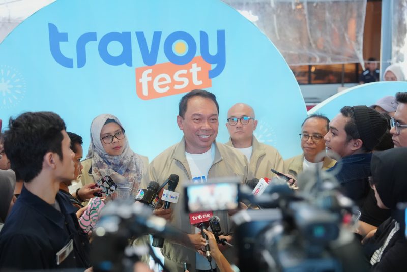 Direktur Utama PT Jasa Marga (Persero) Tbk Rivan A. Purwantono meluncurkan Mobile Apps Travoy versi terbaru dalam rangkaian Travoy Fest 2026 di Mal Gandaria City, Jakarta, Sabtu (10/1/2026). Aplikasi ini menghadirkan berbagai fitur terintegrasi sebagai asisten digital perjalanan pengguna jalan tol menjelang Lebaran 2026.