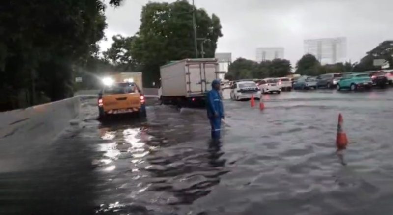 Tol Sedyatmo tergenang akibat hujan deras. Jasa Marga mengoptimalkan pompa, melakukan pengaturan lalu lintas, dan mengimbau pengguna menuju Bandara Soetta untuk mempertimbangkan akses JORR 2 atau moda alternatif.
