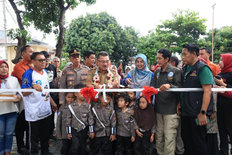 Ruang terbuka hijau di Kota Bekasi kembali bertambah. Wakil Wali Kota Bekasi meresmikan Taman Sakura RW 017 di Perumahan Bahagia Permai, Kelurahan Jakasampurna, Kecamatan Bekasi Barat, Selasa (13/1/2026). 