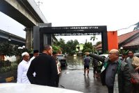 Wali Kota Bekasi Tri Adhianto turun langsung meninjau lokasi banjir yang kerap melanda Perumahan Bumi Bekasi Baru Utara, Kelurahan Sepanjang Jaya, Kecamatan Rawalumbu, Minggu (18/01/2026).