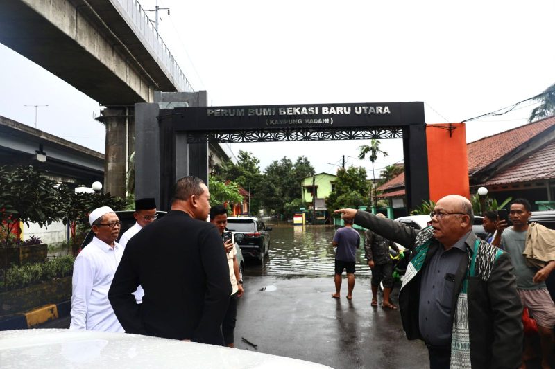 Wali Kota Bekasi Tri Adhianto turun langsung meninjau lokasi banjir yang kerap melanda Perumahan Bumi Bekasi Baru Utara, Kelurahan Sepanjang Jaya, Kecamatan Rawalumbu, Minggu (18/01/2026).
