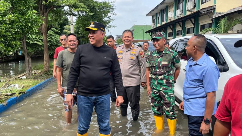 Wali Kota Bekasi Tri Adhianto bersama jajaran TNI, Polri, dan perangkat daerah meninjau langsung lokasi terdampak banjir di salah satu wilayah Kota Bekasi, Senin (18/01/2026). Peninjauan dilakukan untuk memastikan penanganan berjalan cepat, sekaligus memetakan langkah lanjutan guna meminimalkan dampak banjir dan menjaga keselamatan warga.