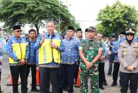 Wali Kota Bekasi Tri Adhianto memberikan arahan kepada jajaran perangkat daerah bersama unsur TNI dan Polri saat peresmian dan open traffic Jalan Sisi Barat Jalan Perjuangan, Senin (19/01/2026). Pembukaan akses baru ini dilakukan sebagai upaya meningkatkan kelancaran lalu lintas serta memperkuat sinergi lintas sektor dalam mendukung kenyamanan dan keselamatan pengguna jalan di Kota Bekasi.