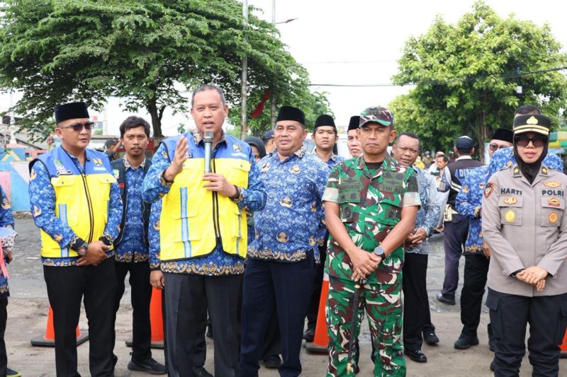 Wali Kota Bekasi Tri Adhianto memberikan arahan kepada jajaran perangkat daerah bersama unsur TNI dan Polri saat peresmian dan open traffic Jalan Sisi Barat Jalan Perjuangan, Senin (19/01/2026). Pembukaan akses baru ini dilakukan sebagai upaya meningkatkan kelancaran lalu lintas serta memperkuat sinergi lintas sektor dalam mendukung kenyamanan dan keselamatan pengguna jalan di Kota Bekasi.