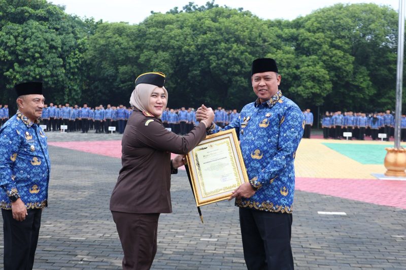 Wali Kota Bekasi Tri Adhianto menerima penghargaan dari Kejaksaan Negeri Kota Bekasi atas Bantuan Hukum Non-Litigasi dan Pendampingan Hukum di Bidang Perdata dan Tata Usaha Negara Tahun 2025, yang diserahkan usai pelaksanaan Apel Senin Pagi di lingkungan Kantor Pemerintah Kota Bekasi, Senin (19/01/2026). Penghargaan ini menjadi wujud sinergi dan kolaborasi antarinstansi dalam mendukung tata kelola pemerintahan yang akuntabel dan taat hukum.