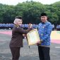 Wali Kota Bekasi Tri Adhianto menerima penghargaan dari Kejaksaan Negeri Kota Bekasi atas Bantuan Hukum Non-Litigasi dan Pendampingan Hukum di Bidang Perdata dan Tata Usaha Negara Tahun 2025, yang diserahkan usai pelaksanaan Apel Senin Pagi di lingkungan Kantor Pemerintah Kota Bekasi, Senin (19/01/2026). Penghargaan ini menjadi wujud sinergi dan kolaborasi antarinstansi dalam mendukung tata kelola pemerintahan yang akuntabel dan taat hukum.