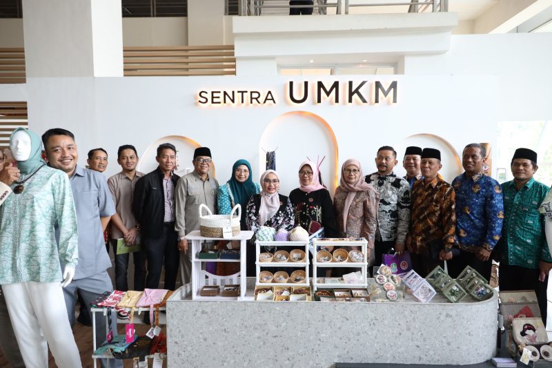 Ketua Dekranasda Kota Bekasi Wiwiek Hargono Tri Adhianto bersama jajaran pengurus Dekranasda, perangkat daerah, dan rombongan DPRD Provinsi Banten berfoto bersama di Sentra UMKM Kota Bekasi, usai kunjungan kerja dan pemaparan program pengembangan UMKM, Senin (19/01/2026).