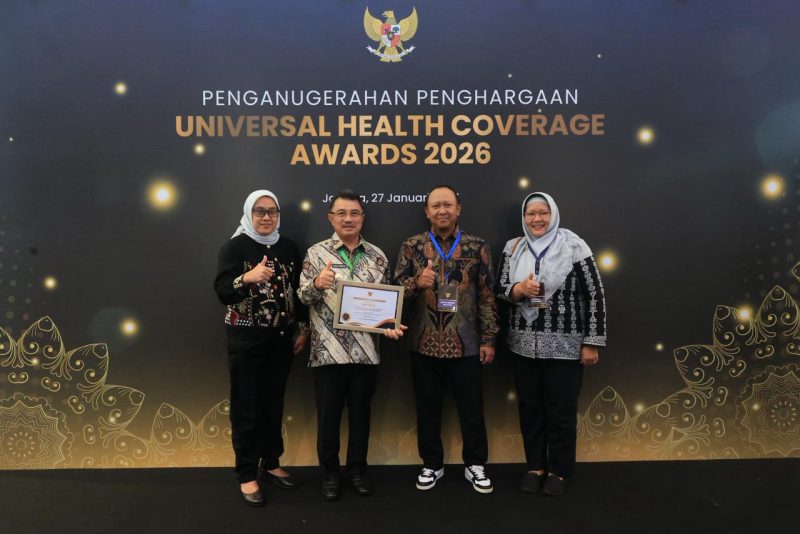 Wakil Wali Kota Bekasi (tengah) didampingi jajaran Pemerintah Kota Bekasi berfoto bersama usai menerima Penghargaan Universal Health Coverage (UHC) Awards 2026 dalam acara Penghargaan UHC yang digelar di JIEXPO Kemayoran, Jakarta, Selasa (27/1/2026), sebagai bentuk apresiasi atas komitmen Pemkot Bekasi dalam mewujudkan jaminan kesehatan menyeluruh bagi masyarakat.