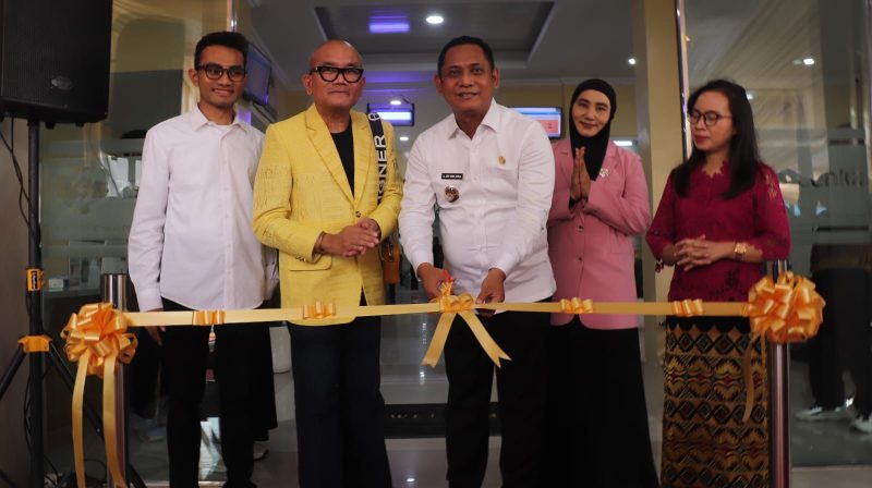 Plt Bupati Bekasi dr. Asep Surya Atmaja saat meresmikan RS Cenka Tipe C di Desa Sukaraya, Kecamatan Karangbahagia, Kamis (8/1/2026), sekaligus menegaskan rumah sakit dilarang menolak pasien meski tanpa BPJS atau KIS.