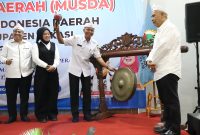 Sekretaris Daerah Kabupaten Bekasi Endin Samsudin memukul gong sebagai tanda pembukaan Musyawarah Daerah (Musda) Dewan Koperasi Indonesia Daerah (Dekopinda) Kabupaten Bekasi di Hotel Antero Jababeka, Rabu (7/1/2025). Kegiatan ini menjadi momentum konsolidasi dan penguatan peran koperasi dalam mendukung pertumbuhan ekonomi daerah.