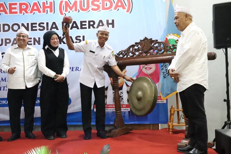 Sekretaris Daerah Kabupaten Bekasi Endin Samsudin memukul gong sebagai tanda pembukaan Musyawarah Daerah (Musda) Dewan Koperasi Indonesia Daerah (Dekopinda) Kabupaten Bekasi di Hotel Antero Jababeka, Rabu (7/1/2025). Kegiatan ini menjadi momentum konsolidasi dan penguatan peran koperasi dalam mendukung pertumbuhan ekonomi daerah.