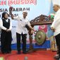 Sekretaris Daerah Kabupaten Bekasi Endin Samsudin memukul gong sebagai tanda pembukaan Musyawarah Daerah (Musda) Dewan Koperasi Indonesia Daerah (Dekopinda) Kabupaten Bekasi di Hotel Antero Jababeka, Rabu (7/1/2025). Kegiatan ini menjadi momentum konsolidasi dan penguatan peran koperasi dalam mendukung pertumbuhan ekonomi daerah.