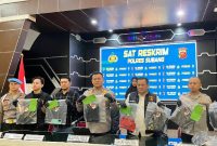 Kapolres Subang AKBP Dony Eko Wicaksono saat memaparkan kronologi dan motif pembunuhan Hengky Rumba dalam konferensi pers, Senin (12/1/2026).