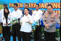 Ketua Komisi IV DPR RI Siti Hediati Haryadi (tengah) menyampaikan sambutan dalam kegiatan Panen Raya Jagung Serentak Kuartal IV Tahun 2025 yang digelar Polri di Kampung Tembong Gunung, Desa Sukamahi, Kecamatan Cikarang Pusat, Kabupaten Bekasi, Kamis (8/1/2026). Kegiatan ini turut dihadiri Kapolri Jenderal Polisi Listyo Sigit Prabowo serta jajaran pemerintah pusat dan daerah sebagai bagian dari dukungan terhadap program swasembada pangan nasional.