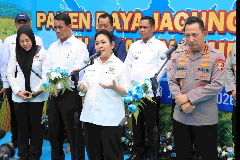 Ketua Komisi IV DPR RI Siti Hediati Haryadi (tengah) menyampaikan sambutan dalam kegiatan Panen Raya Jagung Serentak Kuartal IV Tahun 2025 yang digelar Polri di Kampung Tembong Gunung, Desa Sukamahi, Kecamatan Cikarang Pusat, Kabupaten Bekasi, Kamis (8/1/2026). Kegiatan ini turut dihadiri Kapolri Jenderal Polisi Listyo Sigit Prabowo serta jajaran pemerintah pusat dan daerah sebagai bagian dari dukungan terhadap program swasembada pangan nasional.