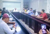 Suasana audiensi antara perwakilan supir angkot dan Organda Kota Bekasi dengan Ketua DPRD Kota Bekasi serta jajaran terkait di gedung DPRD Kota Bekasi, Selasa (10/2/2026), membahas dampak operasional Trans Beken.