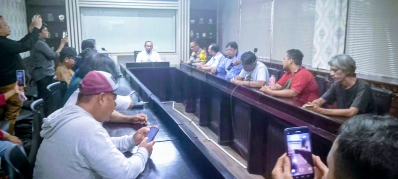 Suasana audiensi antara perwakilan supir angkot dan Organda Kota Bekasi dengan Ketua DPRD Kota Bekasi serta jajaran terkait di gedung DPRD Kota Bekasi, Selasa (10/2/2026), membahas dampak operasional Trans Beken.