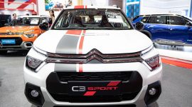 Tampilan depan Citroën C3 Sport yang dipamerkan di booth Citroën pada ajang IIMS 2026 di JIExpo Kemayoran, Jakarta. Model ini menjadi bagian dari keluarga C3 yang ditawarkan sebagai solusi mobilitas modern untuk konsumen Indonesia.