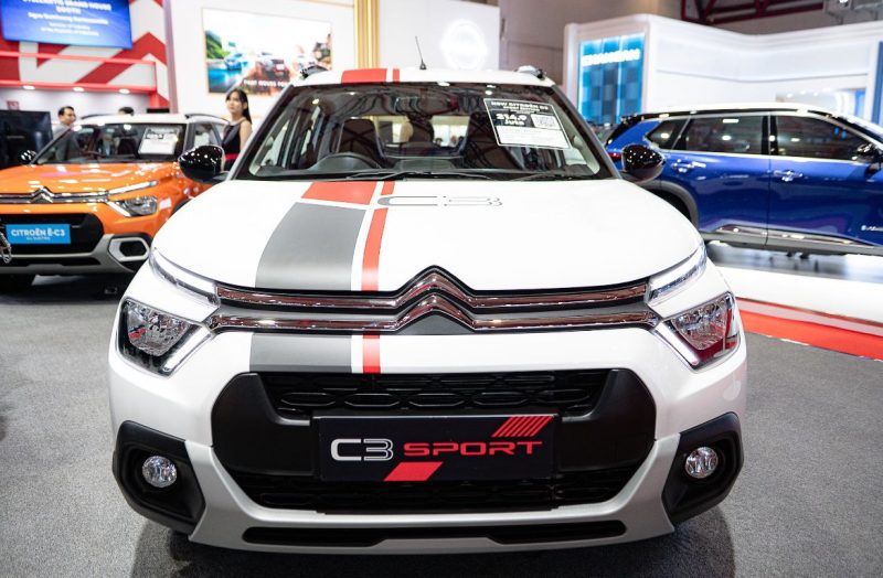Tampilan depan Citroën C3 Sport yang dipamerkan di booth Citroën pada ajang IIMS 2026 di JIExpo Kemayoran, Jakarta. Model ini menjadi bagian dari keluarga C3 yang ditawarkan sebagai solusi mobilitas modern untuk konsumen Indonesia.