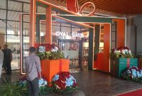 Pengunjung melintas di area The Oval Garden, Summarecon Mall Bekasi Tahap 2, yang dihiasi instalasi dekorasi tematik saat acara Grand Opening, Rabu (4/2/2026). Area ini menjadi pintu utama menuju berbagai tenant baru dan zona hiburan di SMB2.