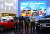 Jajaran manajemen Ford RMA Indonesia berpose di booth Ford pada ajang IIMS 2026. Dari kiri ke kanan: Elyus Dwi Erwanto (Head of Service RMA Indonesia), Roelof Lamberts (Regional Director RMA Indonesia), Erik Pascanugraha (Sales Director Ford RMA Indonesia), dan Irwan Nurfiandy (Head of Marketing Ford RMA Indonesia), menegaskan komitmen Ford dalam menghadirkan kendaraan berperforma tinggi bagi pasar Indonesia.