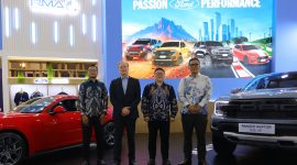 Jajaran manajemen Ford RMA Indonesia berpose di booth Ford pada ajang IIMS 2026. Dari kiri ke kanan: Elyus Dwi Erwanto (Head of Service RMA Indonesia), Roelof Lamberts (Regional Director RMA Indonesia), Erik Pascanugraha (Sales Director Ford RMA Indonesia), dan Irwan Nurfiandy (Head of Marketing Ford RMA Indonesia), menegaskan komitmen Ford dalam menghadirkan kendaraan berperforma tinggi bagi pasar Indonesia.