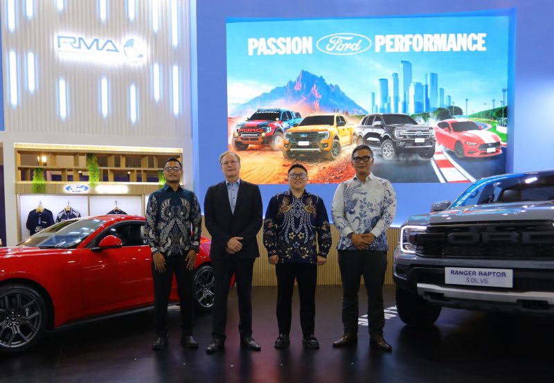 Jajaran manajemen Ford RMA Indonesia berpose di booth Ford pada ajang IIMS 2026. Dari kiri ke kanan: Elyus Dwi Erwanto (Head of Service RMA Indonesia), Roelof Lamberts (Regional Director RMA Indonesia), Erik Pascanugraha (Sales Director Ford RMA Indonesia), dan Irwan Nurfiandy (Head of Marketing Ford RMA Indonesia), menegaskan komitmen Ford dalam menghadirkan kendaraan berperforma tinggi bagi pasar Indonesia.