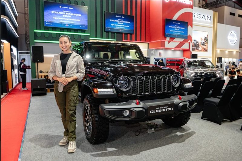 Jeep Gladiator Rubicon tampil gagah di booth Stellantis Brand House pada ajang IIMS 2026. Model double cabin ini menjadi salah satu sorotan utama Jeep dengan desain ikonik, kapabilitas off-road autentik, serta karakter tangguh yang merepresentasikan DNA petualangan Jeep.