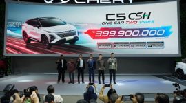 Peluncuran resmi Chery C5 CSH di Indonesia, menampilkan SUV terbaru dengan tagline “One Car Two Vibes” dan harga mulai Rp399.900.000 (OTR Jakarta), disaksikan jajaran manajemen Chery serta awak media dalam sebuah acara pameran otomotif.