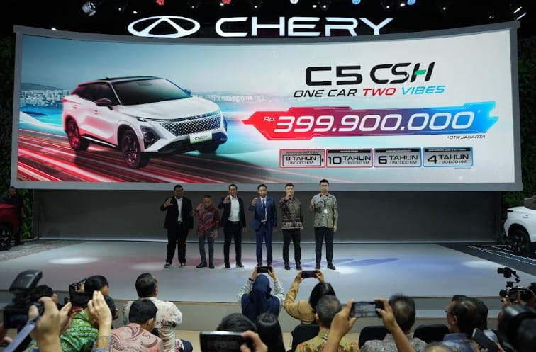 Peluncuran resmi Chery C5 CSH di Indonesia, menampilkan SUV terbaru dengan tagline “One Car Two Vibes” dan harga mulai Rp399.900.000 (OTR Jakarta), disaksikan jajaran manajemen Chery serta awak media dalam sebuah acara pameran otomotif.