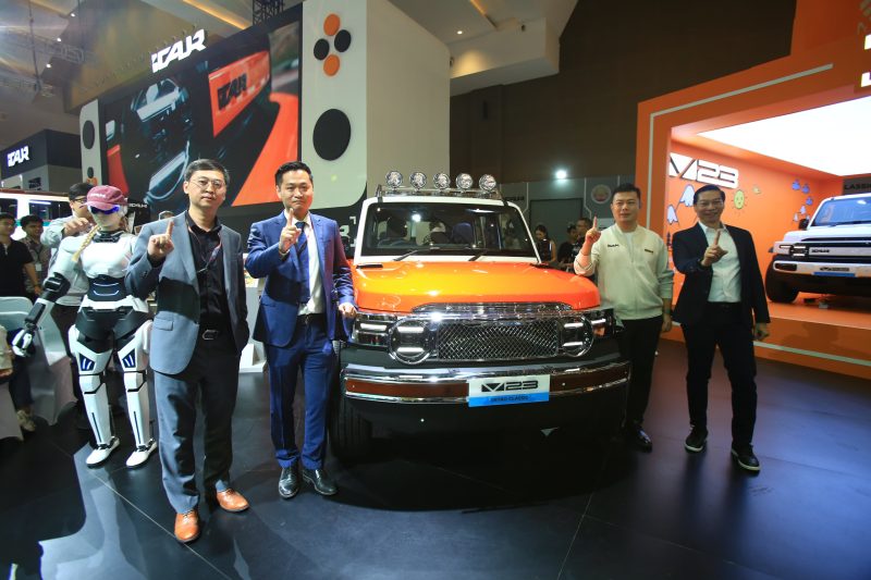 Peluncuran iCAR V23 Retro Classic di booth iCAR pada ajang IIMS 2026, Jakarta, menandai debut resmi brand iCAR di Indonesia.