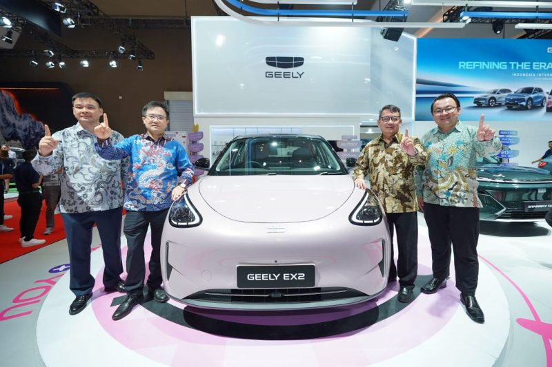 Manajemen Geely Indonesia berpose bersama Geely EX2 di booth Geely pada ajang IIMS 2026, Jakarta. Geely EX2 menjadi salah satu model listrik terlaris Geely di pasar Indonesia.