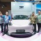 Manajemen Geely Indonesia berpose bersama Geely EX2 di booth Geely pada ajang IIMS 2026, Jakarta. Geely EX2 menjadi salah satu model listrik terlaris Geely di pasar Indonesia.