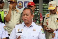 Wali Kota Bekasi Tri Adhianto saat meninjau kawasan Stasiun Bekasi sebagai bagian dari upaya penataan lalu lintas dan pengembangan infrastruktur transportasi di Kota Bekasi.