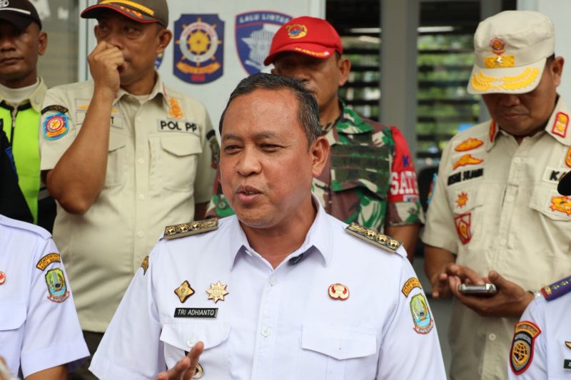 Wali Kota Bekasi Tri Adhianto saat meninjau kawasan Stasiun Bekasi sebagai bagian dari upaya penataan lalu lintas dan pengembangan infrastruktur transportasi di Kota Bekasi.