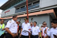 Wali Kota Bekasi Tri Adhianto meninjau lokasi pembangunan JPO di Jalan Juanda yang akan terhubung langsung ke kawasan Stasiun Bekasi sebagai upaya mengurai kemacetan dan meningkatkan keselamatan pejalan kaki.