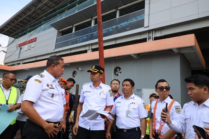 Wali Kota Bekasi Tri Adhianto meninjau lokasi pembangunan JPO di Jalan Juanda yang akan terhubung langsung ke kawasan Stasiun Bekasi sebagai upaya mengurai kemacetan dan meningkatkan keselamatan pejalan kaki.