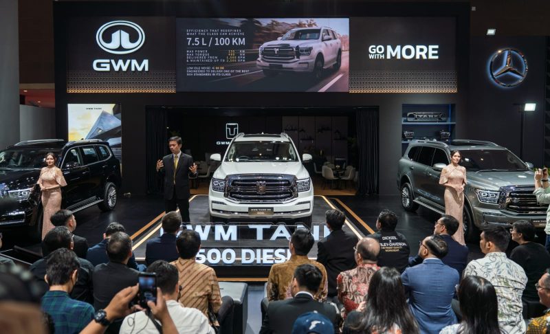 Suasana peluncuran GWM Tank 500 Diesel di ajang Indonesia International Motor Show (IIMS) 2026, JIExpo Kemayoran, Jakarta, yang menampilkan SUV premium terbaru GWM di hadapan media dan pengunjung, menegaskan konsep “Drive First Class, Everywhere” sebagai simbol kemewahan, performa, dan teknologi canggih untuk pasar Indonesia.