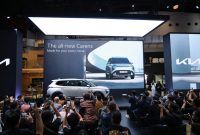 Peluncuran The All New Kia Carens di ajang Indonesia International Motor Show (IIMS) 2026, menampilkan MPV keluarga terbaru Kia dengan desain futuristis dan kabin fleksibel, disaksikan antusias pengunjung dan media otomotif.