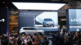 Peluncuran The All New Kia Carens di ajang Indonesia International Motor Show (IIMS) 2026, menampilkan MPV keluarga terbaru Kia dengan desain futuristis dan kabin fleksibel, disaksikan antusias pengunjung dan media otomotif.