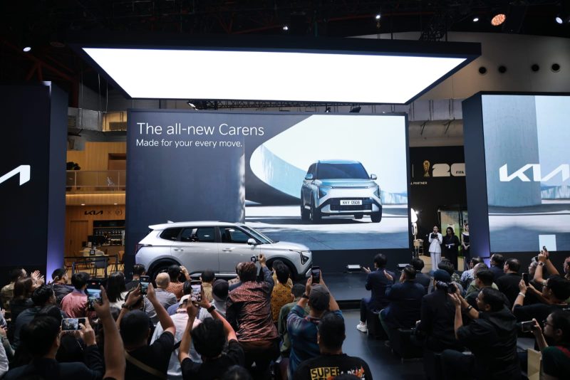 Peluncuran The All New Kia Carens di ajang Indonesia International Motor Show (IIMS) 2026, menampilkan MPV keluarga terbaru Kia dengan desain futuristis dan kabin fleksibel, disaksikan antusias pengunjung dan media otomotif.