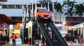 iCAR V23 menjalani uji ketangguhan di lintasan Chery x iCAR Adventure Park pada ajang IIMS 2026, memperlihatkan kemampuan SUV listrik ini menaklukkan tanjakan ekstrem