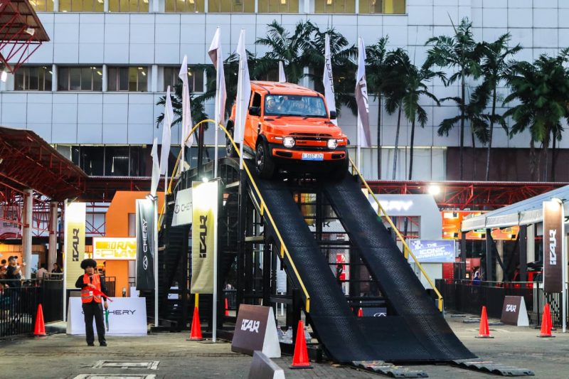 iCAR V23 menjalani uji ketangguhan di lintasan Chery x iCAR Adventure Park pada ajang IIMS 2026, memperlihatkan kemampuan SUV listrik ini menaklukkan tanjakan ekstrem