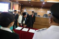 Wali Kota Bekasi Tri Adhianto menandatangani berita acara pelantikan dan rotasi jabatan ASN di lingkungan Pemerintah Kota Bekasi, Jumat (6/2/2026), disaksikan jajaran pejabat terkait di Aula Pemkot Bekasi.