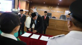Wali Kota Bekasi Tri Adhianto menandatangani berita acara pelantikan dan rotasi jabatan ASN di lingkungan Pemerintah Kota Bekasi, Jumat (6/2/2026), disaksikan jajaran pejabat terkait di Aula Pemkot Bekasi.
